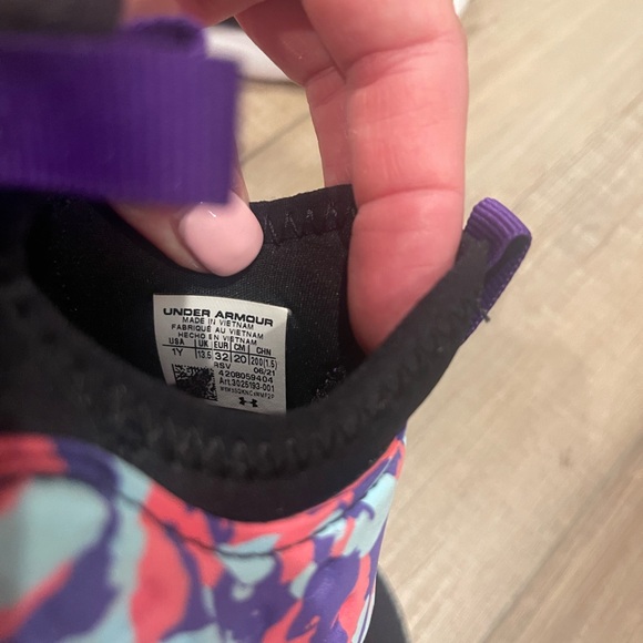 Under armour colorful tennis shoes - Picture 5 of 5